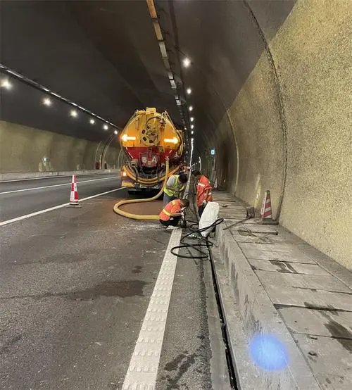 尚义隧道排水渠清淤